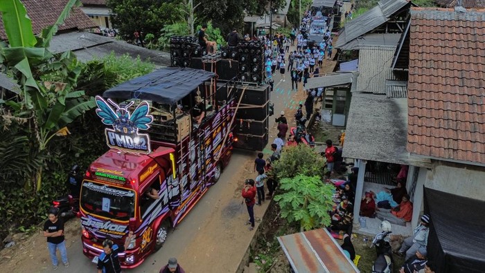 Sound Horeg Guncang Karnaval Urek-urek Malang Warga menyaksikan gelaran Urek Urek Carnival yang diiringi perangkat audio berkapasitas besar di Desa Urek-urek Kecamatan Gondanglegi, Kabupaten Malang, Jawa Timur, Sabtu (12/7/2025). Karnaval dengan iringan-iringan audio kapasitas besar tersebut diselenggarakan tiap tahun saat momentum selamatan desa atau setelahnya dalam rangka memeriahkan bersih desa yang diperingati pada bulan Suro pada penanggalan Jawa. ANTARA FOTO/Irfan Sumanjaya/nym.