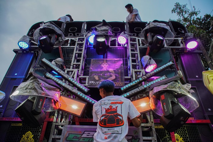Warga menyaksikan gelaran Urek Urek Carnival yang diiringi perangkat audio berkapasitas besar di Desa Urek-urek Kecamatan Gondanglegi, Kabupaten Malang, Jawa Timur, Sabtu (12/7/2025). Karnaval dengan iringan-iringan audio kapasitas besar tersebut diselenggarakan tiap tahun saat momentum selamatan desa atau setelahnya dalam rangka memeriahkan bersih desa yang diperingati pada bulan Suro pada penanggalan Jawa. ANTARA FOTO/Irfan Sumanjaya/nym.