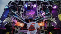 Karnaval tahunan itu menampilkan iringan truk-truk audio dengan perangkat soundsystem raksasa. Suara musik menggema hingga pelosok desa, menarik perhatian warga. (ANTARA FOTO/Irfan Sumanjaya)