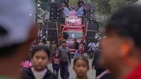 Tradisi ini digelar setiap tahun saat momentum selamatan desa atau bersih desa yang jatuh pada bulan Suro penanggalan Jawa. Ribuan warga turun ke jalan menikmati kemeriahan. (ANTARA FOTO/Irfan Sumanjaya)