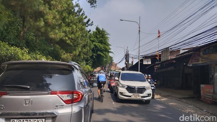 Suasana jalan di Kota Bandung.