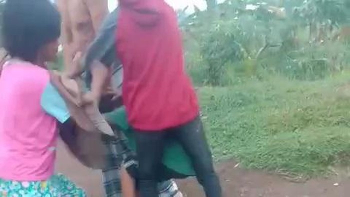 Tangkap layar video ABG di Palembang dianiaya dan dituduh mencuri bawang.