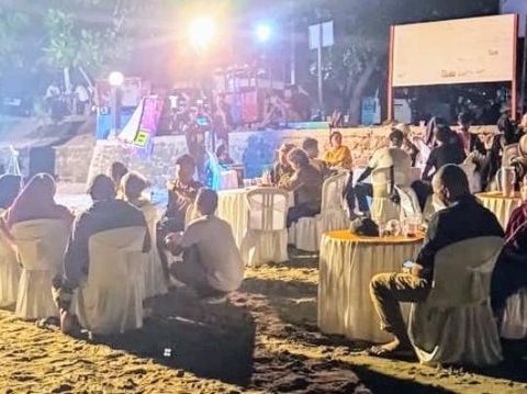 Peserta The 6th Geotourism Festival and International Conference 2025 menikmati suasana Pantai Menganti Kebumen, Sabtu (12/7/2025).