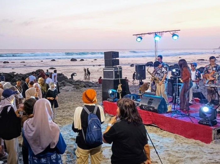 Peserta The 6th Geotourism Festival and International Conference 2025 menikmati suasana Pantai Menganti Kebumen, Sabtu (12/7/2025).
