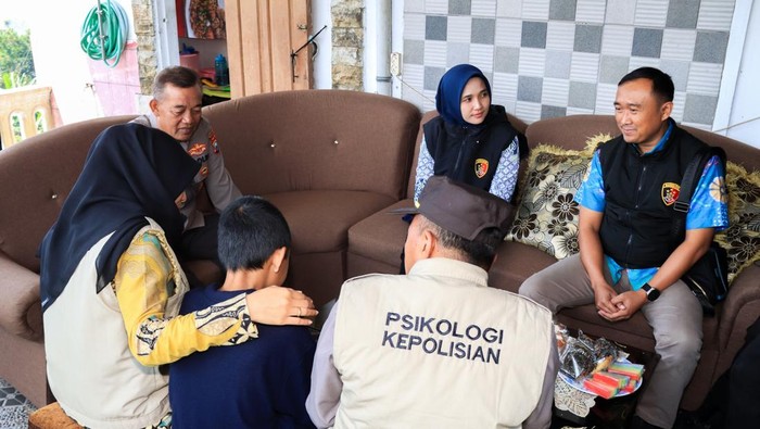 Tim trauma healing saat memberikan pendampingan kepada korban