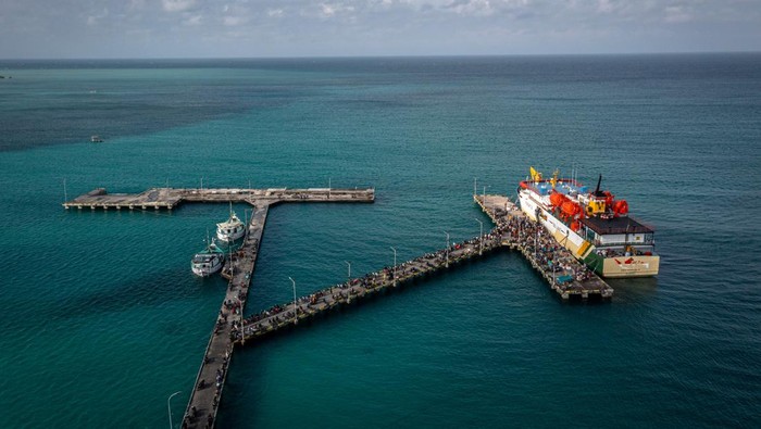 Tol Laut Perkuat Distribusi Barang ke Masalembu Foto udara KM Sabuk Nusantara 91 yang merupakan program dari Tol Laut menurunkan penumpang dan logistik setibanya di dermaga Pelabuhan Kelas III Masalembu, Desa Masalima, Kecamatan Masalembu, Kabupaten Sumenep, Jawa Timur, Sabtu (12/7/2025). Program Tol Laut yang diselenggarakan Kementerian Perhubungan itu sebagai upaya pemerintah untuk meningkatkan konektivitas dan distribusi barang dari dan ke pulau tersebut guna mendorong pertumbuhan ekonomi serta mengurangi kesenjangan harga antara wilayah-wilayah di daerah terpencil, tertinggal, terluar dan perbatasan (3TP) di Indonesia. ANTARA FOTO/Aji Styawan/tom.