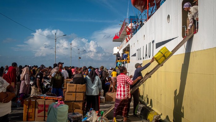 Tol Laut Perkuat Distribusi Barang ke Masalembu Foto udara KM Sabuk Nusantara 91 yang merupakan program dari Tol Laut menurunkan penumpang dan logistik setibanya di dermaga Pelabuhan Kelas III Masalembu, Desa Masalima, Kecamatan Masalembu, Kabupaten Sumenep, Jawa Timur, Sabtu (12/7/2025). Program Tol Laut yang diselenggarakan Kementerian Perhubungan itu sebagai upaya pemerintah untuk meningkatkan konektivitas dan distribusi barang dari dan ke pulau tersebut guna mendorong pertumbuhan ekonomi serta mengurangi kesenjangan harga antara wilayah-wilayah di daerah terpencil, tertinggal, terluar dan perbatasan (3TP) di Indonesia. ANTARA FOTO/Aji Styawan/tom.