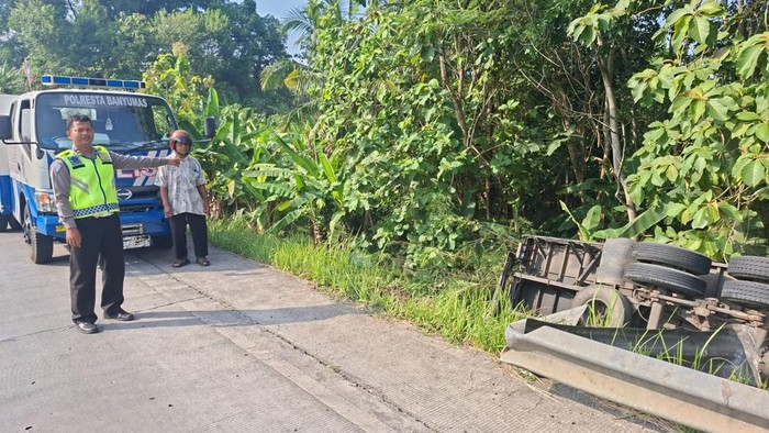 Kondisi truk yang terguling ke parit di jalan lingkar Tambak-Sumpiuh, Kabupaten Banyumas, Sabtu (12/7/2025).
