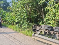 Truk Tronton Terguling Nyemplung Parit di Tambak Banyumas