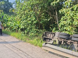 Truk Tronton Terguling Nyemplung Parit di Tambak Banyumas