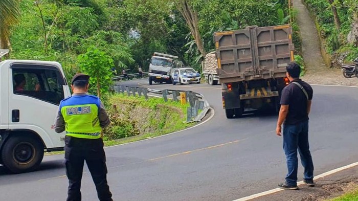 Truk tronton berpelat nomor P 9624 UR terperosok di jalur Amlapura-Singaraja, tepatnya di wilayah Berina, Kecamatan Abang, Karangasem, Bali. (Foto: Dok. Polsek Abang)