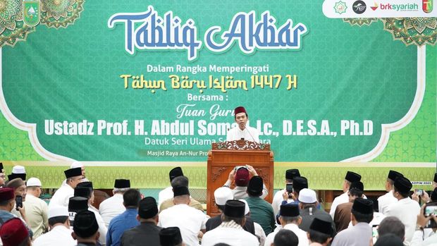 UAS mengisi pidato di Masjid Raya An-Nur, Kota Pekanbaru, dalam rangka Peringatan Tahun Baru Islam 1447 Hijriah, Sabtu (12/7/2025).