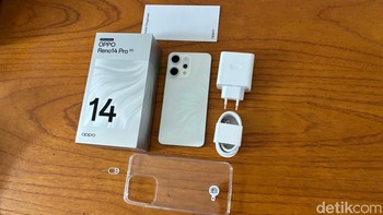 Paket penjualannya termasuk charger, kabel USB-C, case silikon bening, SIM ejector, dan buku petunjuk. Foto: Virgina Maulita Putri/detikINET
