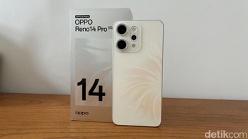 Bagian belakangnya dihiasi pola mirip ikan putri duyung yang dapat berubah warna tergantung sudut cahaya. Oppo mengatakan efek ini diwujudkan melalui proses Iridescent Glow Process dengan 12 lapisan material presisi yang diproses secara mikroskopis hingga lima kali. Foto: Virgina Maulita Putri/detikINET