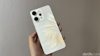 Ini dia Oppo Reno 14 Pro dalam varian warna Putih. Foto: Virgina Maulita Putri/detikINET
