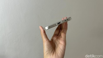 Di bagian bawahnya terdapat port USB-C yang diapit slot kartu SIM dan speaker. Foto: Virgina Maulita Putri/detikINET