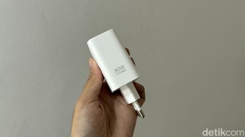 Oppo Reno 14 Pro ditenagai baterai besar berkapasitas 6.200 mAh dan sudah disediakan charger SuperVOOC 80W di dalam paket penjualannya. Foto: Virgina Maulita Putri/detikINET