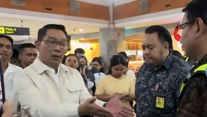 Video Ridwan Kamil (RK) memarahi petugas Bandara Internasional I Gusti Ngurah Rai, Bali, viral di media sosial. (Tangkapan layar Tiktok @verasilitonga5)