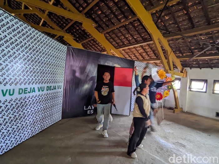 Pengunjung keluar dari Escape Room De Javu di Lawang Sewu Semarang, Sabtu (12/7/2025).
