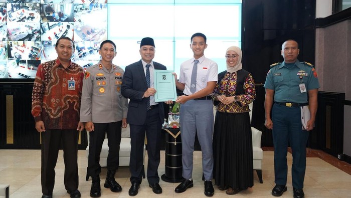 Wali Kota Eri Cahyadi bersama Arka Bintang yang terpilih jadi Paskibraka Nasional 2025