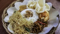 Betawi juga punya nasi uduk yang gurih berempah. Nasi uduk ini dimasak dengan campuran santan. Kemudian disajikan dengan lauk ayam goreng hingga semur. Foto: Getty Images/Kadek Bonit Permadi