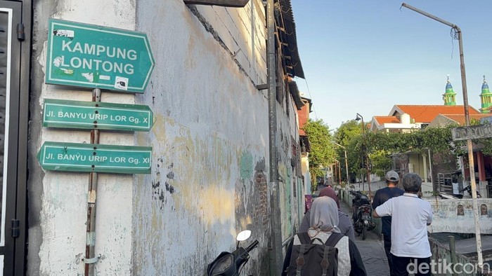 Aktivitas di Kampung Lontong Surabaya.