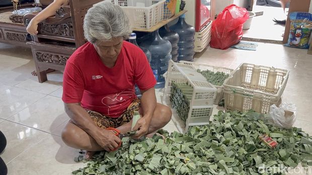 Aktivitas di Kampung Lontong Surabaya.