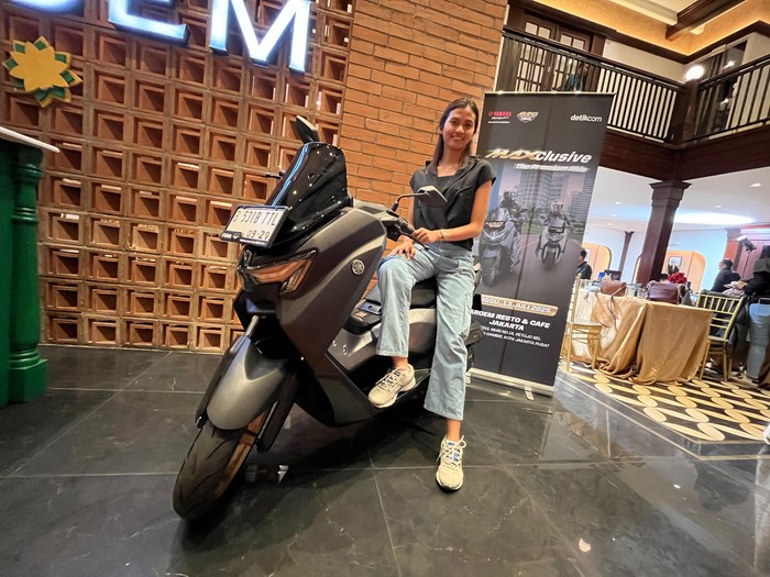 Alicia Dellida menjadi salah satu lady bikers yang berpartisipasi di kegiatan ‘Riding Premium Bareng Yamaha Nmax’ di Jakarta, Minggu (13/7/2025)