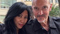 Tetap ada suami, Christian Kretschmar yang setia mendampingi Anggun C Sasmi. Foto: dok. Instagram Anggun C Sasmi
