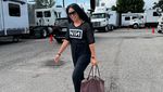 Anggun C Sasmi Tetap Slay Pakai Kaus dan Sneakers