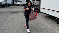Meski simpel, kaus yang dipakai oleh Anggun C Sasmi mencuri perhatian netizen. Woiiii jengggg @anggun_cipta kaos nya woiiiii hehehe, tulis Armand Maulana. Oooooh love your t shirt @nine.inch.nails, kata Kathleen Robertson. Ya, Nine Inch Nails, biasa disingkat NIN dan bergaya sebagai NIИ adalah band rock legendaris asal Amerika Serikat. Foto: dok. Instagram Anggun C Sasmi