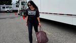 Anggun C Sasmi Tetap Slay Pakai Kaus dan Sneakers
