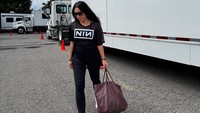 Anggun C Sasmi tampil santai dengan rambut digerai dengan memakai kaus serta leging hitam, dan sneakers berwarna putih. Dia juga menenteng tas Goyard Artois PM Burgundy. Foto: dok. Instagram Anggun C Sasmi