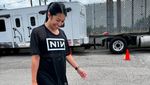 Anggun C Sasmi Tetap Slay Pakai Kaus dan Sneakers