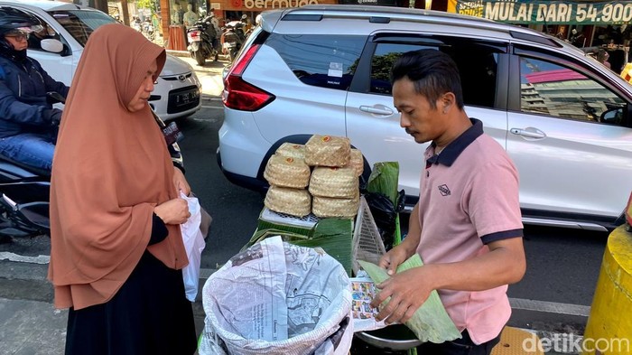 Ari (kanan) penjual tape singkong di Jalan Cihampelas Bandung.