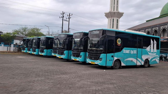 Armada Bus Trans Sulsel.