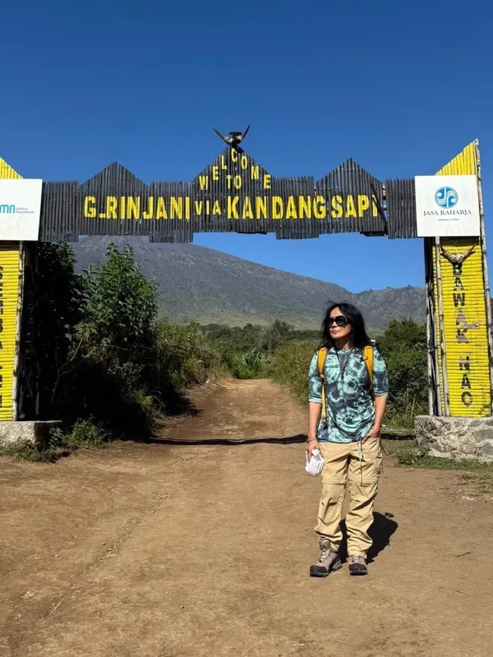 Atiek CB Atiek CB di puncak Rinjani.