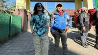 Embah-embah 62 tahun di Puncak Rinjani, caption dalam postingan 23 jam lalu disertai foto di puncak dan pintu gerbang pendakian Taman nasional gunung Rinjani. (dok. Instagram Atiek CB)