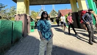Atiek CB membuat pencapaian pada usia 62 tahun yang bikin tepuk tangan. Meski sudah masuk kategori lansia, Atiek CB berani melakukan pendakian ke puncak Gunung Rinjani di Lombok, Nusa Tenggara Barat. Foto: dok. Instagram Atiek CB