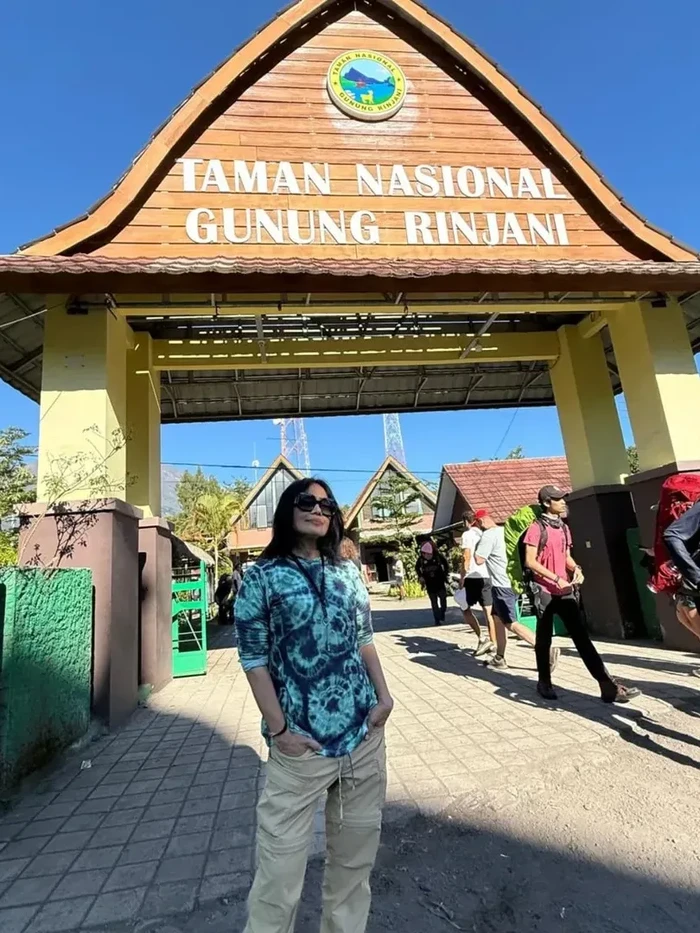 Atiek CB Atiek CB di puncak Rinjani.