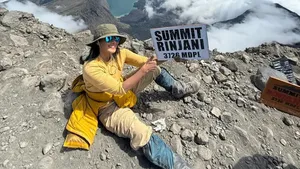 Mantap! Ini Potret Ira Wibowo dan Atiek CB Mendaki Gunung Rinjani
