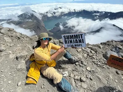 Mantap! Ini Potret Ira Wibowo dan Atiek CB Mendaki Gunung Rinjani