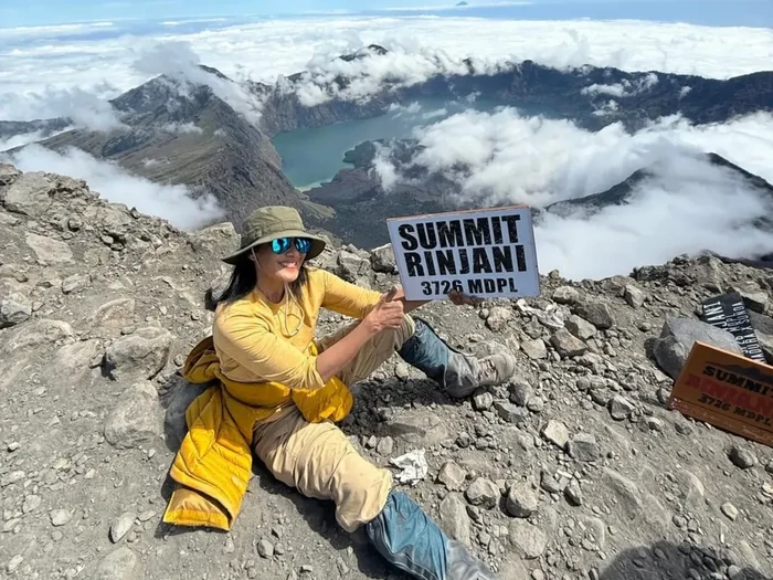 Atiek CB Atiek CB di puncak Rinjani.
