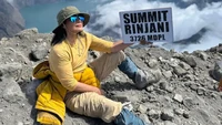 Mbah-mbah 62 tahun di puncak Rinjani, tulisnya sambil memamerkan foto dengan latar awan putih dan Danau Segara Anak yang sedikit tertutup awan. Foto ini mendapat pujian dari para sahabat, seperti Memes, Reza Artamevia, Ivanka SLANK, dan netizen lainnya. Foto: dok. Instagram Atiek CB
