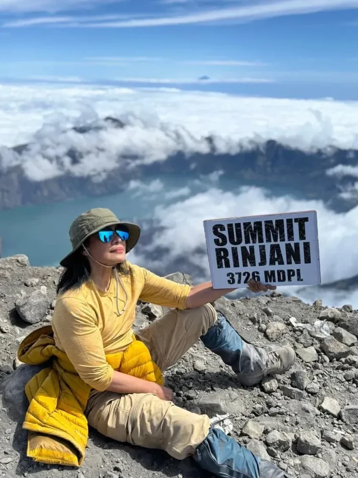 Atiek CB Atiek CB di puncak Rinjani.