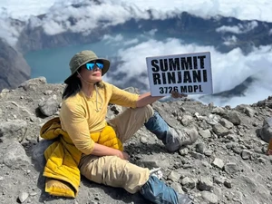 Saat Atiek CB Peragakan Cara Pakai Toilet Portable buat BAB di Gunung