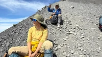 Dilihat dari akun Instagram pribadinya, Minggu (13/7/2025), Atiek CB seolah juga gak percaya bisa sampai di puncak Rinjani dengan ketinggian 3.726 Mdpl. Aku masih kuat sampai puncak, tulisnya. Foto: dok. Instagram Ronnie Sianturi
