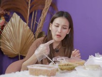 Ayu Ting Ting Cicip Makanan Afrika, Ada Fufu hingga Okro