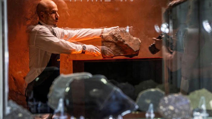 Batu Luar Angkasa dari Mars Mau Dilelang, Harga Ditaksir Capai Rp60 Miliar A handler organizes meteorite NWA 16788, the largest known piece of Mars on Earth, during the press preview of Sotheby’s Natural History auction in New York City, U.S., July 8, 2025. REUTERS/Eduardo Munoz