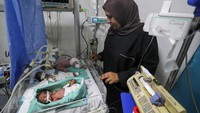 Bayi-bayi Palestina berbagi inkubator di rumah sakit Al-Helou, saat serangan militer Israel terus berlangsung di Kota Gaza, 10 Juli 2025. Para dokter di rumah sakit tersebut mengatakan bahwa mereka kesulitan merawat bayi baru lahir dan bayi prematur, yang dijejalkan ke dalam inkubator tunggal, akibat kekurangan bahan bakar yang parah. Foto: REUTERS/Mahmoud Issa